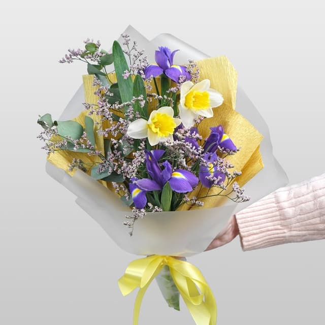 Букет из Нарцисса, Ириса и Лимониума «Символ Красоты» Букет из Нарцисса, Ириса и Лимониума «Символ Красоты»