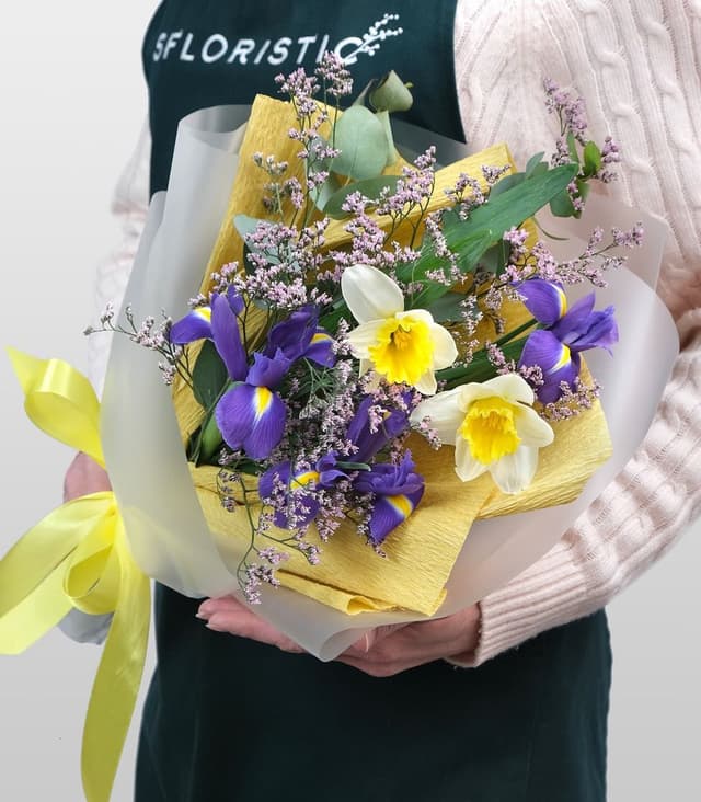 Букет из Нарцисса, Ириса и Лимониума «Символ Красоты» Букет из Нарцисса, Ириса и Лимониума «Символ Красоты»