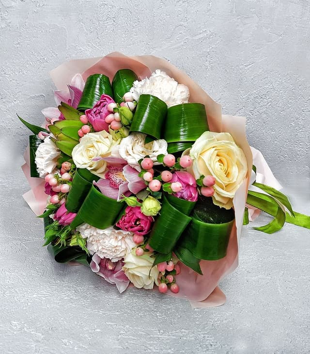 Букет из Тюльпанов, Гвоздики и Орхидей «Лукошко» Букет из Тюльпанов, Гвоздики и Орхидей «Лукошко»