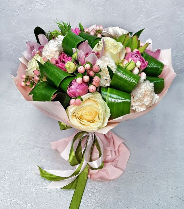 Букет из Тюльпанов, Гвоздики и Орхидей «Лукошко» Букет из Тюльпанов, Гвоздики и Орхидей «Лукошко»