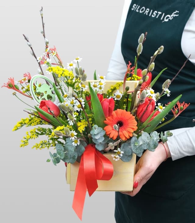 Букет из Герберы, Ромашки и Тюльпанов «Пасхальный зайчик» Букет из Герберы, Ромашки и Тюльпанов «Пасхальный зайчик»