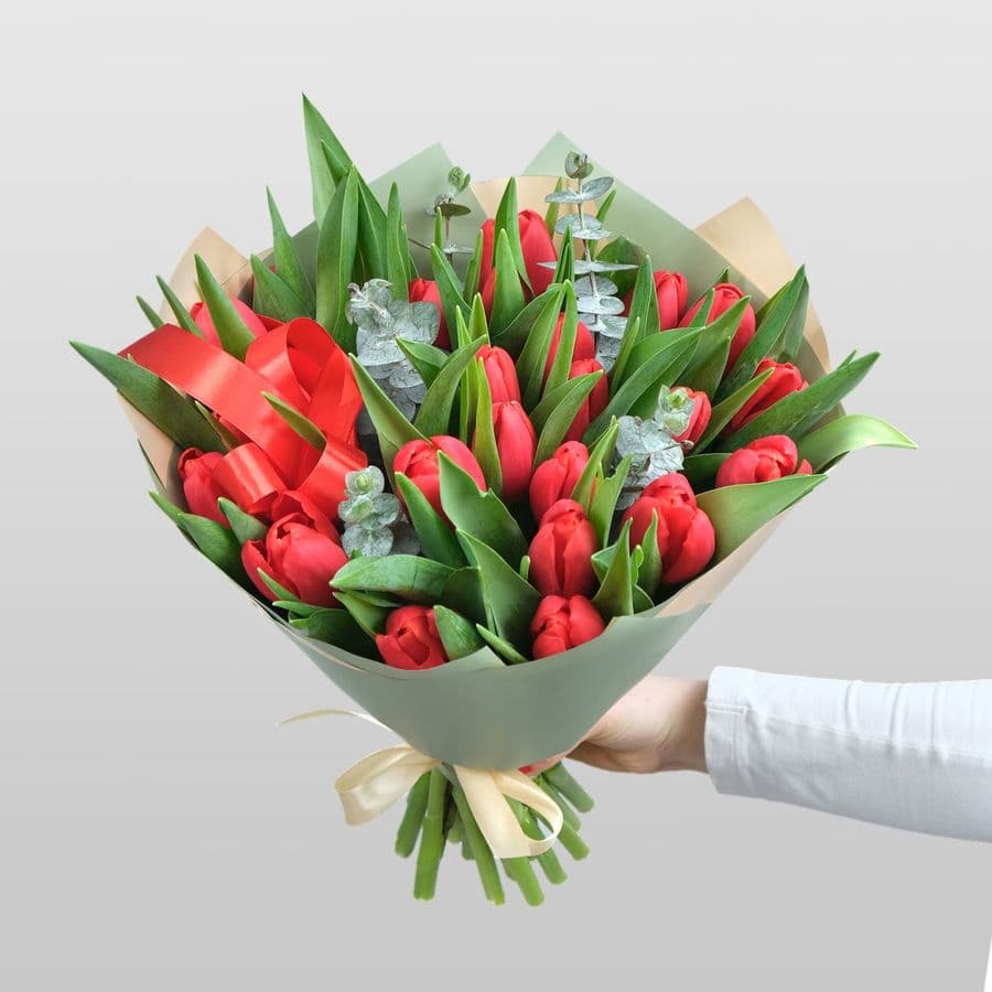 Букет Тюльпанов 25 шт с эвкалиптом «Страстная Любовь»