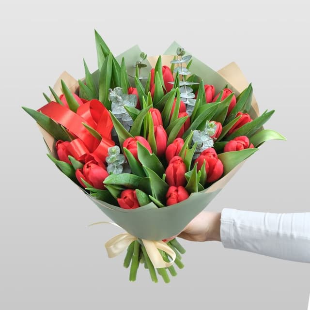 Букет Тюльпанов 25 шт с эвкалиптом «Страстная Любовь» Букет Тюльпанов 25 шт с эвкалиптом «Страстная Любовь»