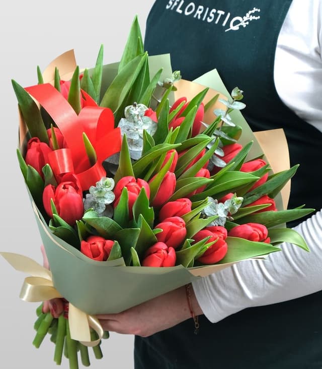 Букет Тюльпанов 25 шт с эвкалиптом «Страстная Любовь» Букет Тюльпанов 25 шт с эвкалиптом «Страстная Любовь»