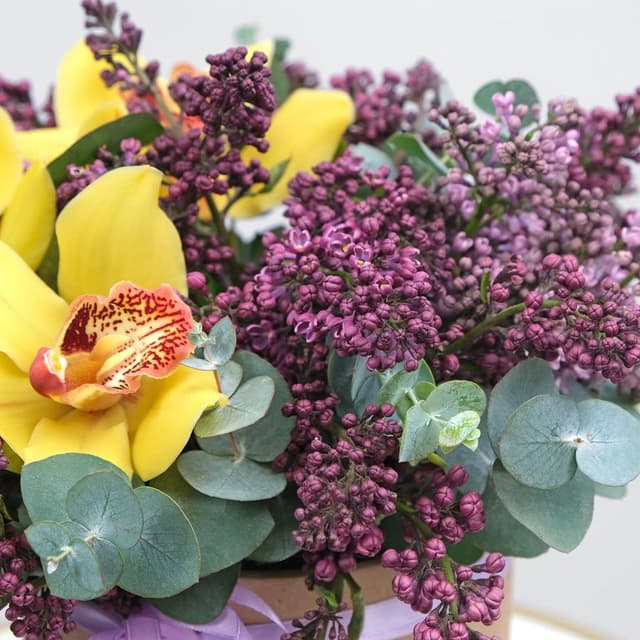 Букет из Сирени и Орхидеи «Уникальной» Букет из Сирени и Орхидеи «Уникальной»