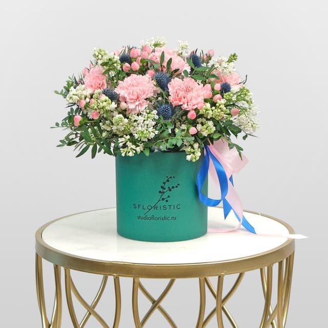 Композиция из Гвоздики и Сирени в шляпной коробке «Аврора» Композиция из Гвоздики и Сирени в шляпной коробке «Аврора»