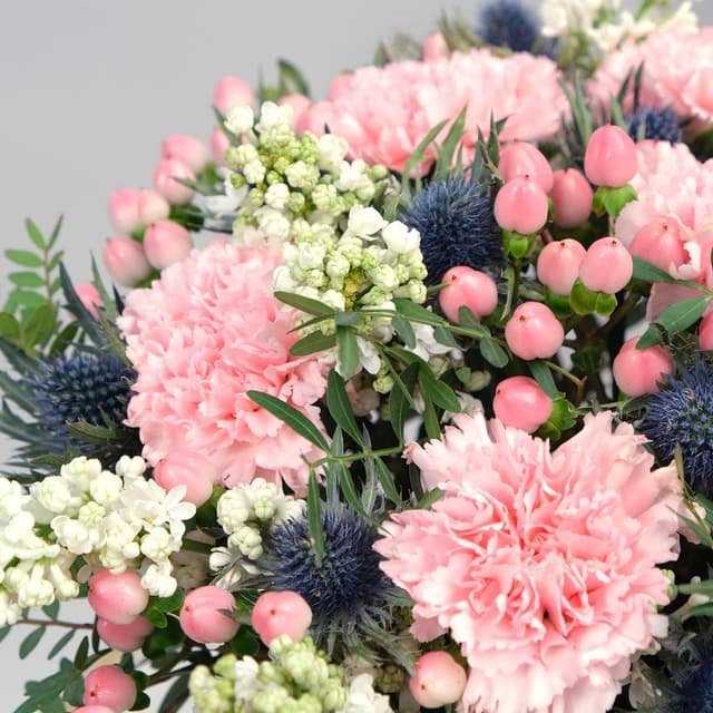 Композиция из Гвоздики и Сирени в шляпной коробке «Аврора» Композиция из Гвоздики и Сирени в шляпной коробке «Аврора»