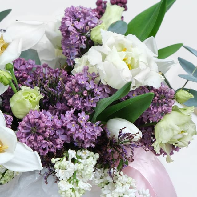 Букет из Сирени, Тюльпана и Лизиантуса «Белые Облака» Букет из Сирени, Тюльпана и Лизиантуса «Белые Облака»