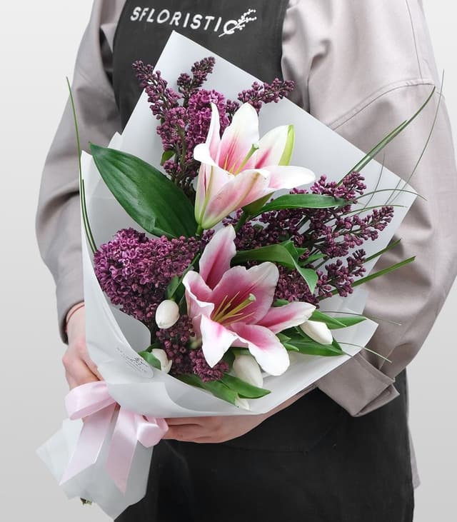 Букет из Лилий, Тюльпанов и Сирени «Милосердие» Букет из Лилий, Тюльпанов и Сирени «Милосердие»