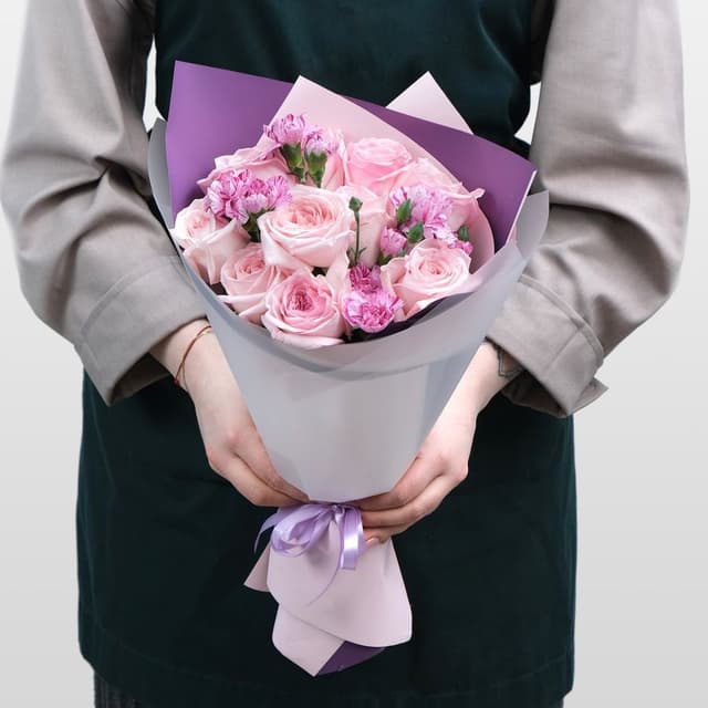 Букет из Роз Охара и Гвоздики «Очаровательный Сад» Букет из Роз Охара и Гвоздики «Очаровательный Сад»