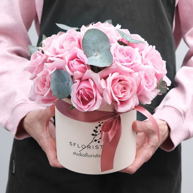 Композиция из 15 Роз с эвкалиптом «Розовое наслаждение» Композиция из 15 Роз с эвкалиптом «Розовое наслаждение»