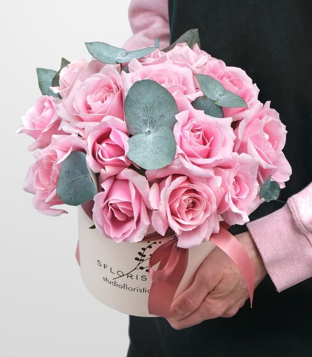 Композиция из 15 Роз с эвкалиптом «Розовое наслаждение» Композиция из 15 Роз с эвкалиптом «Розовое наслаждение»