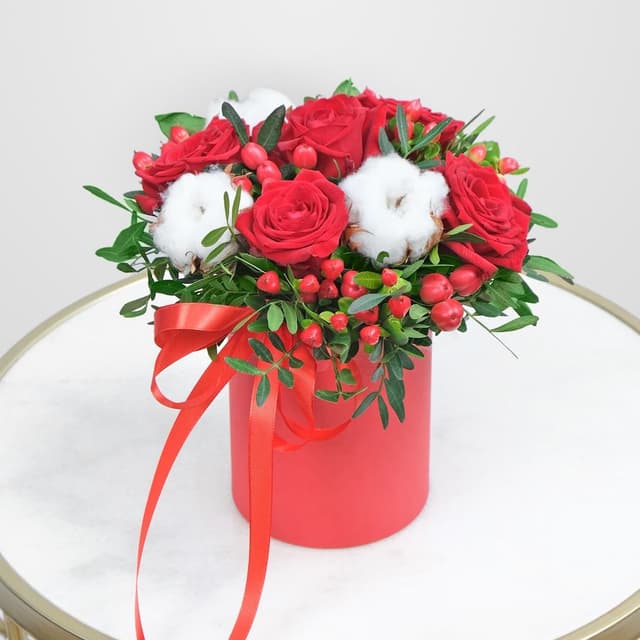 Композиция из Роз и Гиперикума в шляпной коробке «Тайная страсть» Композиция из Роз и Гиперикума в шляпной коробке «Тайная страсть»