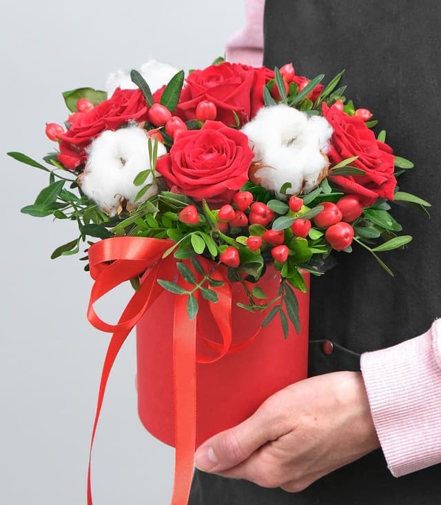 Композиция из Роз и Гиперикума в шляпной коробке «Тайная страсть» Композиция из Роз и Гиперикума в шляпной коробке «Тайная страсть»