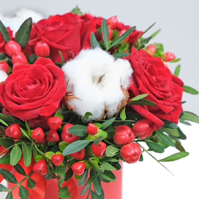 Композиция из Роз и Гиперикума в шляпной коробке «Тайная страсть» Композиция из Роз и Гиперикума в шляпной коробке «Тайная страсть»