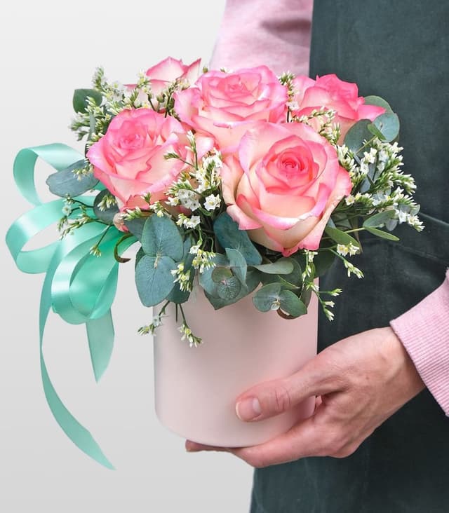 Композиция из Роз и Лимониума в шляпной коробке «Невинность» Композиция из Роз и Лимониума в шляпной коробке «Невинность»