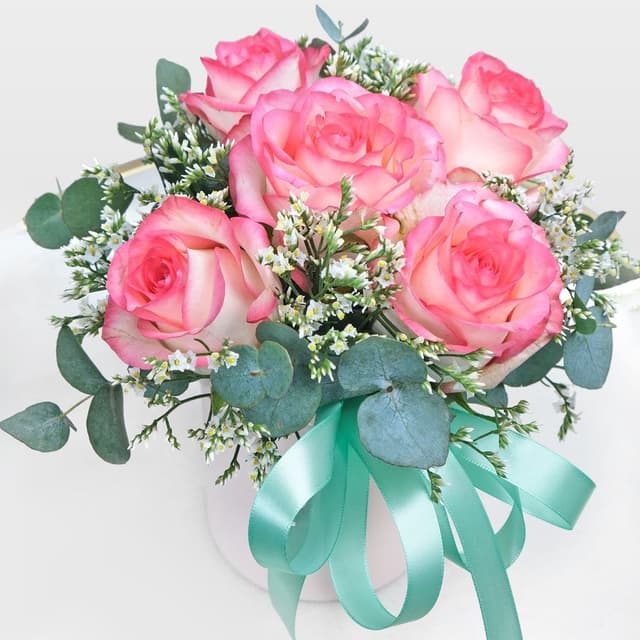 Композиция из Роз и Лимониума в шляпной коробке «Невинность» Композиция из Роз и Лимониума в шляпной коробке «Невинность»