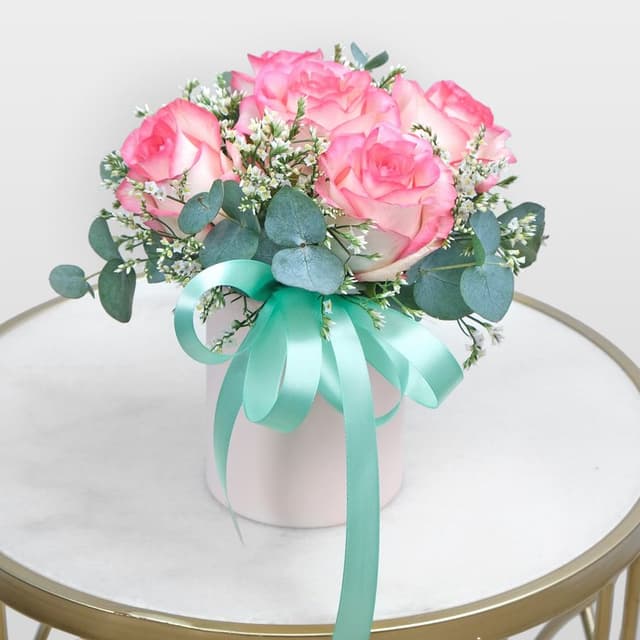 Композиция из Роз и Лимониума в шляпной коробке «Невинность» Композиция из Роз и Лимониума в шляпной коробке «Невинность»