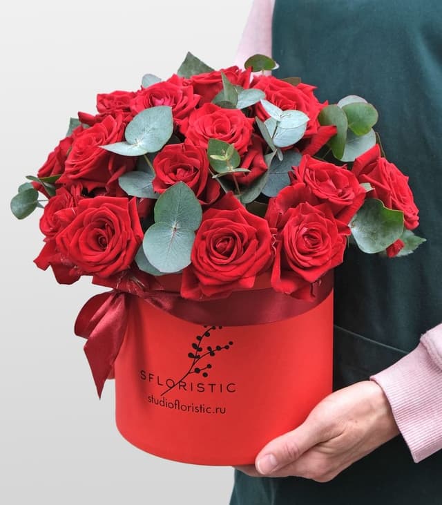 Композиция из 21 Розы с эвкалиптом «Диона» Композиция из 21 Розы с эвкалиптом «Диона»