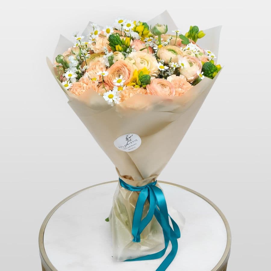 Букет из Ранункулюсов и Диантуса «Камилла»