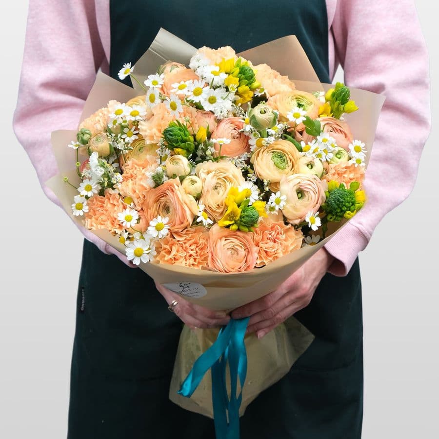 Букет из Ранункулюсов и Диантуса «Камилла»