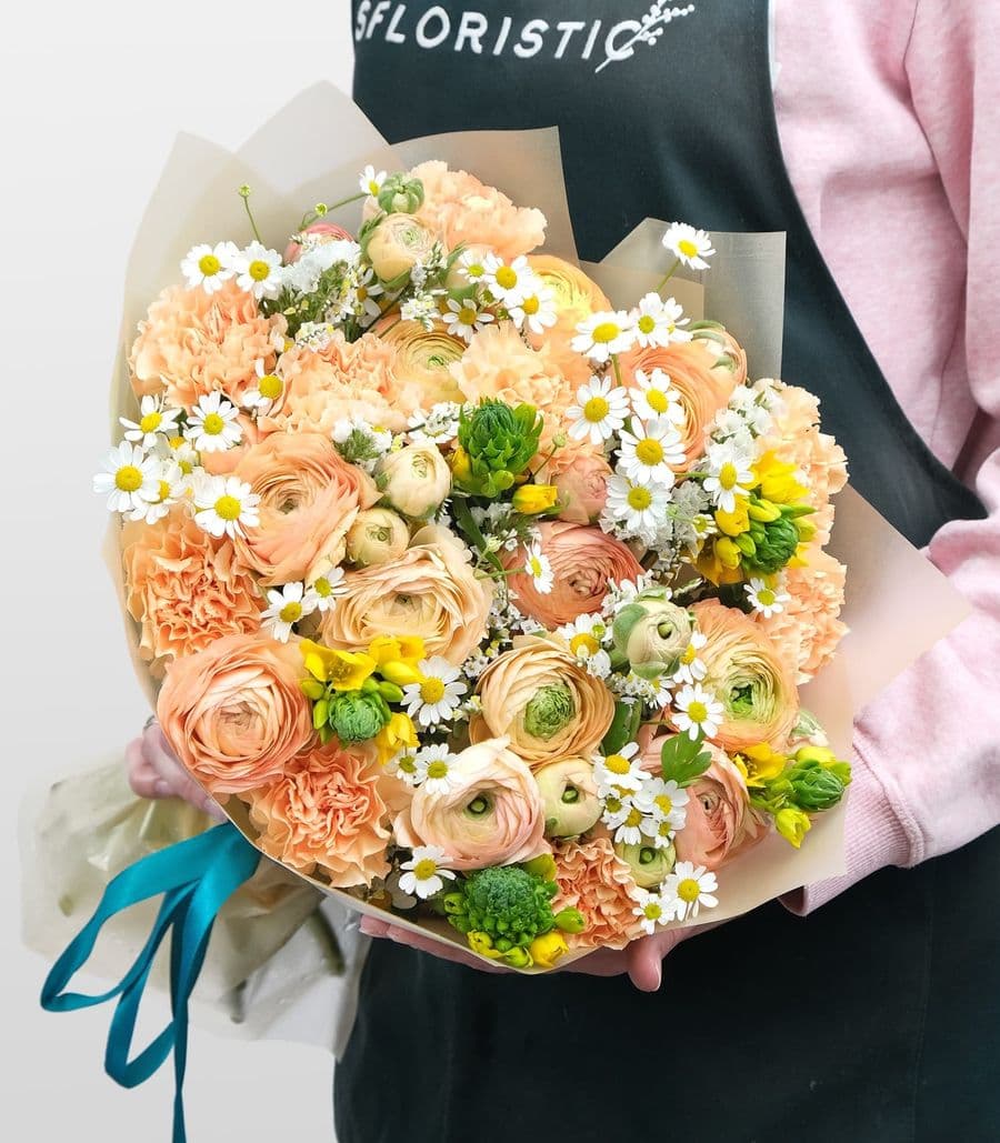 Букет из Ранункулюсов и Диантуса «Камилла»