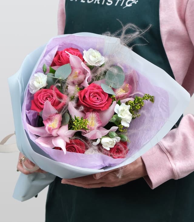 Букет из Роз, Орхидеи и Гвоздики «Шангри Ла» Букет из Роз, Орхидеи и Гвоздики «Шангри Ла»