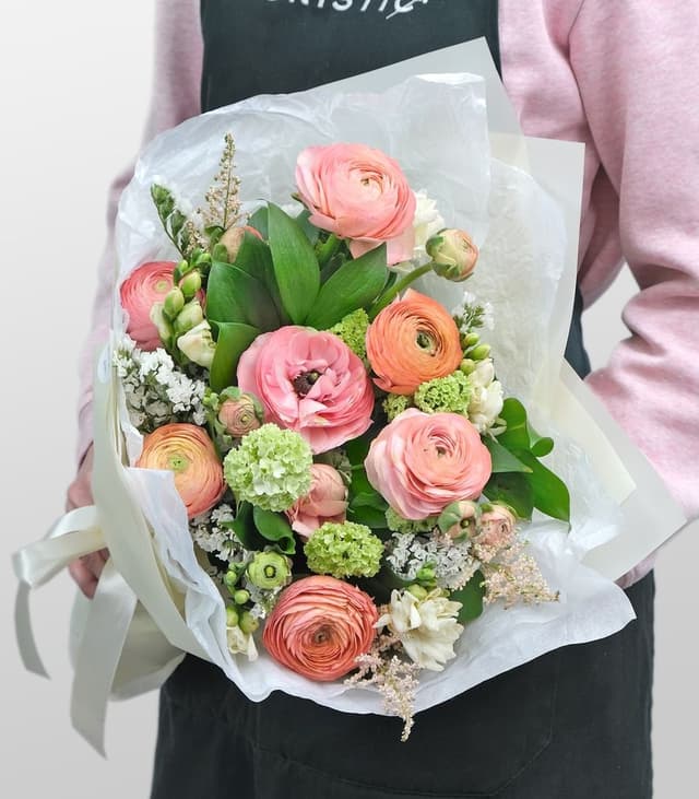 Букет из Ранункулюсов и Фрезии «Романтическое очарование» Букет из Ранункулюсов и Фрезии «Романтическое очарование»