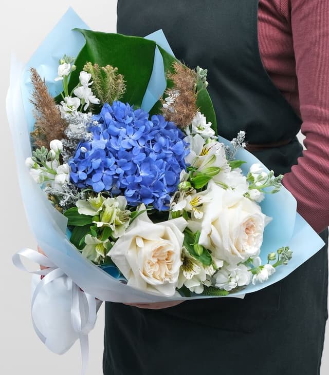 Букет из Роз, Гортензии и Альстромерии «Ирида» Букет из Роз, Гортензии и Альстромерии «Ирида»