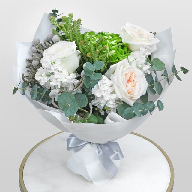 Букет из Роз, Гортензии и Маттиолы «Мотылёк» Букет из Роз, Гортензии и Маттиолы «Мотылёк»