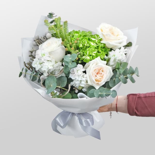 Букет из Роз, Гортензии и Маттиолы «Мотылёк» Букет из Роз, Гортензии и Маттиолы «Мотылёк»