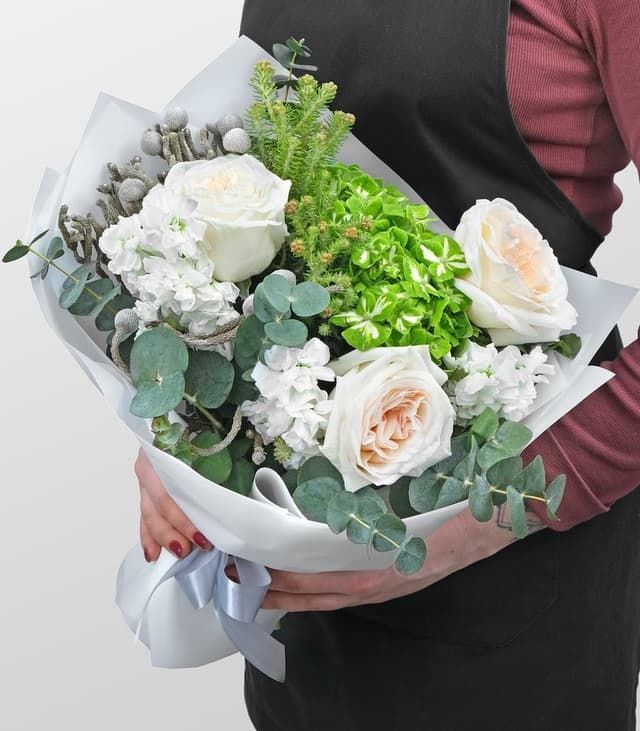 Букет из Роз, Гортензии и Маттиолы «Мотылёк» Букет из Роз, Гортензии и Маттиолы «Мотылёк»