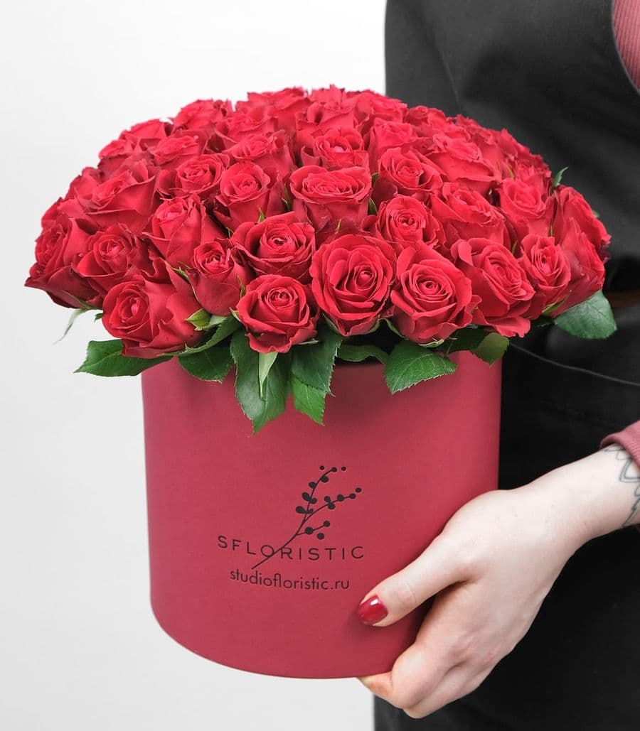 Композиция из красных Роз 51 шт в шляпной коробке «Фрейя»