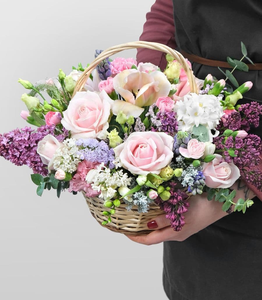 Композиция из Роз, Сирени и Эустомы в корзине «Оливия»