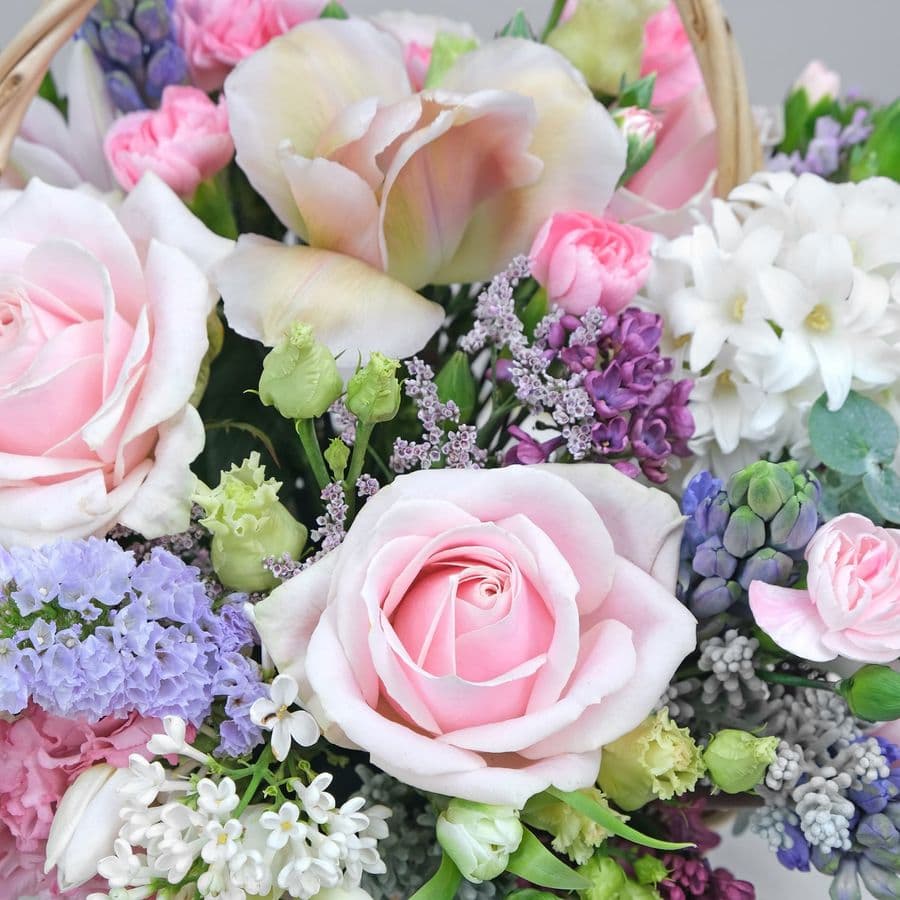 Композиция из Роз, Сирени и Эустомы в корзине «Оливия»