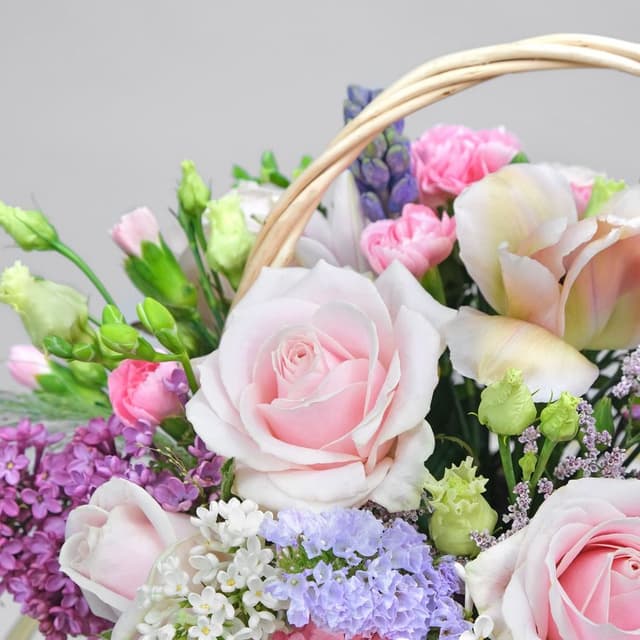 Композиция из Роз, Сирени и Эустомы в корзине «Оливия» Композиция из Роз, Сирени и Эустомы в корзине «Оливия»