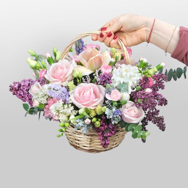 Композиция из Роз, Сирени и Эустомы в корзине «Оливия» Композиция из Роз, Сирени и Эустомы в корзине «Оливия»