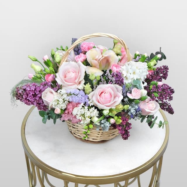 Композиция из Роз, Сирени и Эустомы в корзине «Оливия» Композиция из Роз, Сирени и Эустомы в корзине «Оливия»