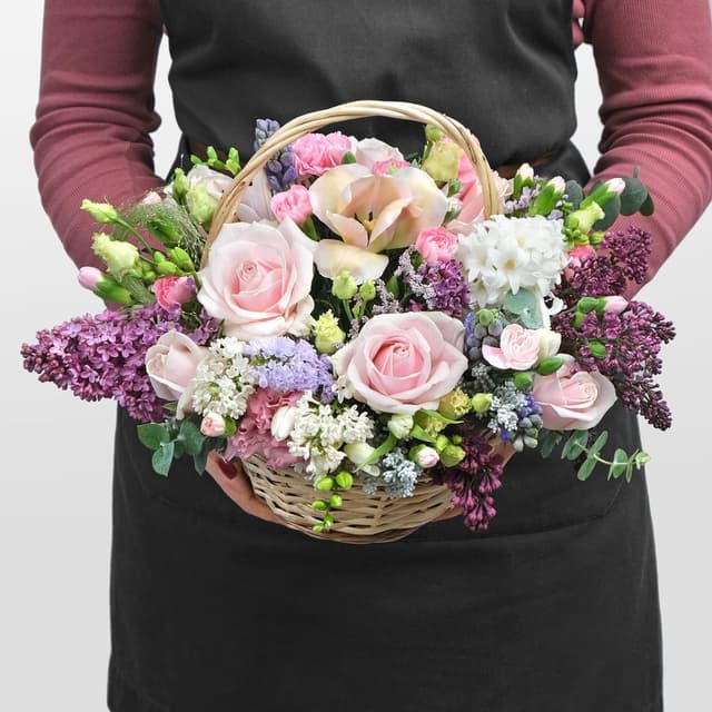 Композиция из Роз, Сирени и Эустомы в корзине «Оливия» Композиция из Роз, Сирени и Эустомы в корзине «Оливия»