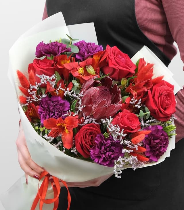 Букет из Роз, Гвоздик и Альстромерии «Эмма» Букет из Роз, Гвоздик и Альстромерии «Эмма»