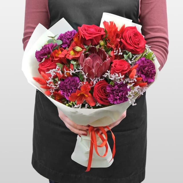 Букет из Роз, Гвоздик и Альстромерии «Эмма» Букет из Роз, Гвоздик и Альстромерии «Эмма»