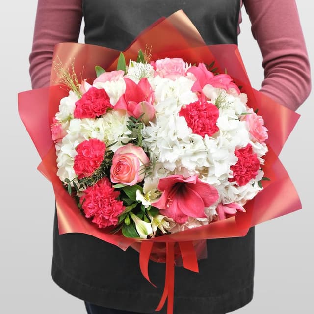 Букет из Роз, Гортензии и Гвоздики «Агата» Букет из Роз, Гортензии и Гвоздики «Агата»