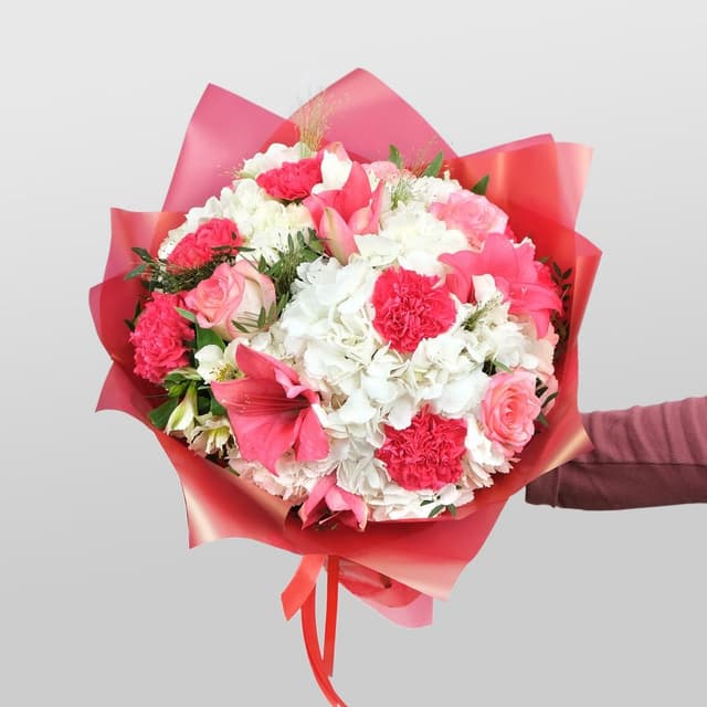 Букет из Роз, Гортензии и Гвоздики «Агата» Букет из Роз, Гортензии и Гвоздики «Агата»