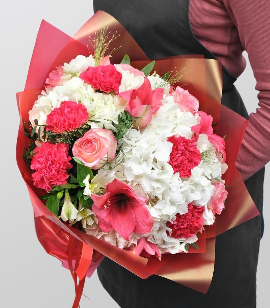 Букет из Роз, Гортензии и Гвоздики «Агата»