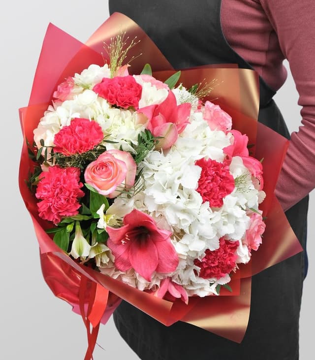 Букет из Роз, Гортензии и Гвоздики «Агата» Букет из Роз, Гортензии и Гвоздики «Агата»