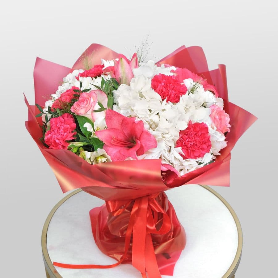 Букет из Роз, Гортензии и Гвоздики «Агата»