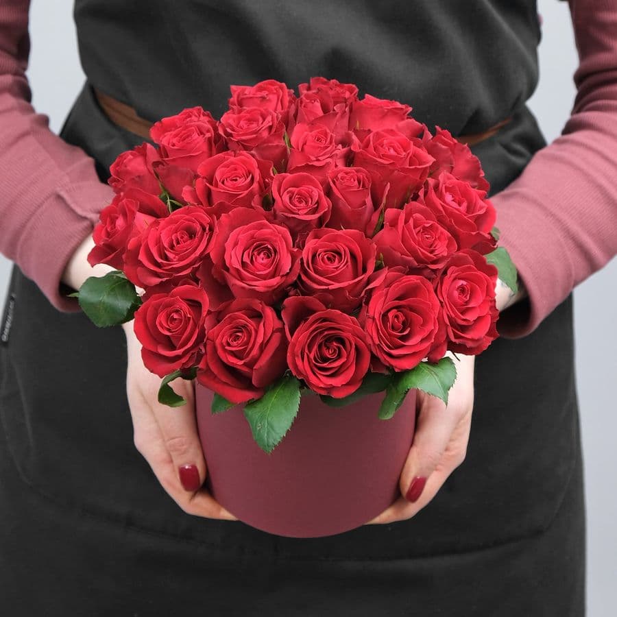 Композиция из красных Роз 25 шт «Каролина» в шляпной коробке