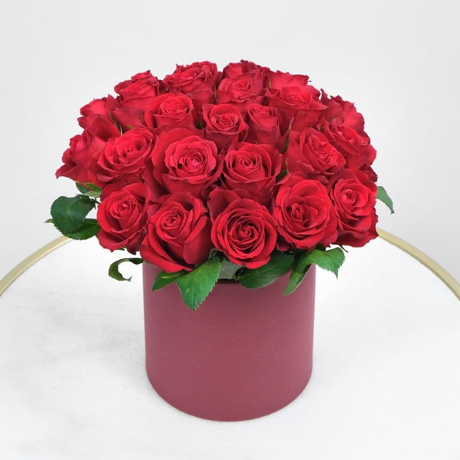 Композиция из красных Роз 25 шт «Каролина» в шляпной коробке