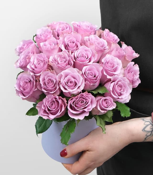 Композиция в Шляпной коробке из сиреневых Роз 25 шт «Любава» Композиция в Шляпной коробке из сиреневых Роз 25 шт «Любава»