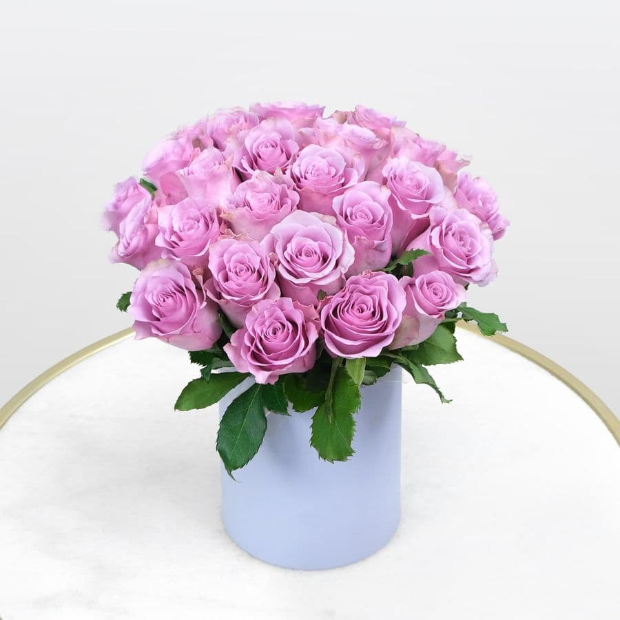 Композиция в Шляпной коробке из сиреневых Роз 25 шт «Любава»